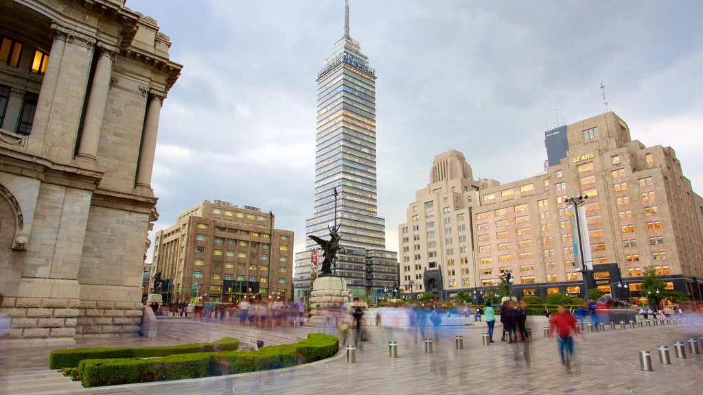 Palacio de Bellas Artes có tính năng quảng trường và thành phố