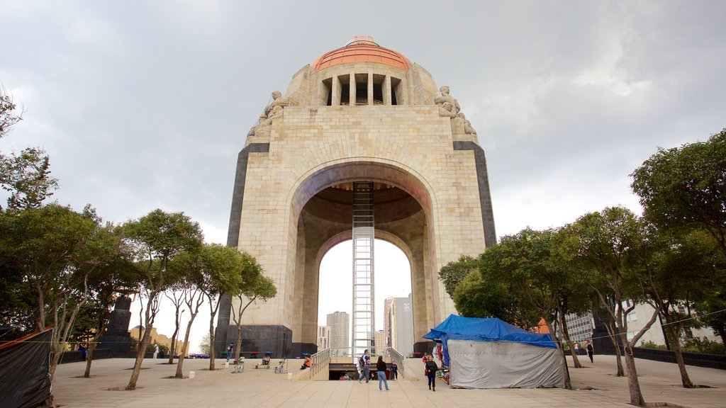 Monumento a la Revolución ofreciendo elementos del patrimonio, un parque o plaza y un monumento