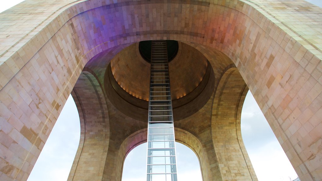 Monumento a la Revolución que incluye elementos del patrimonio y un monumento