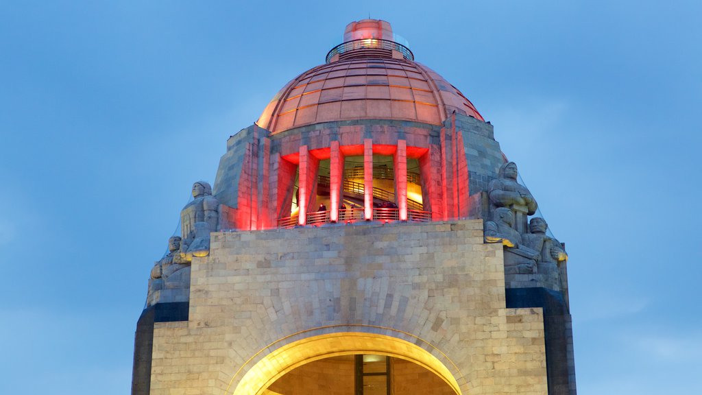 Monumento a la Revolución mostrando un monumento, escenas nocturnas y elementos del patrimonio