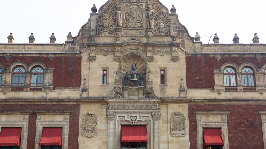 Palacio Nacional showing heritage architecture and a castle