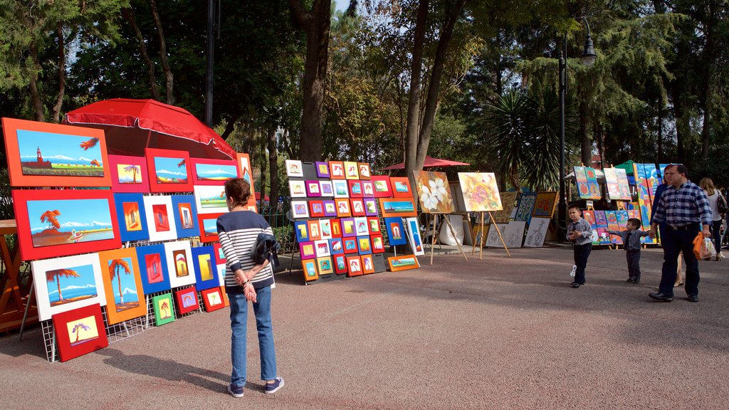 San Jacinto Plaza mostrando mercados e um parque assim como um pequeno grupo de pessoas