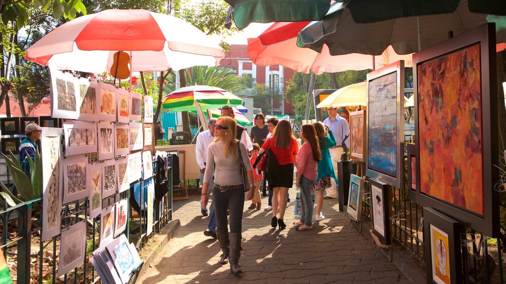 San Jacinto Plaza bevat markten en ook een klein groepje mensen