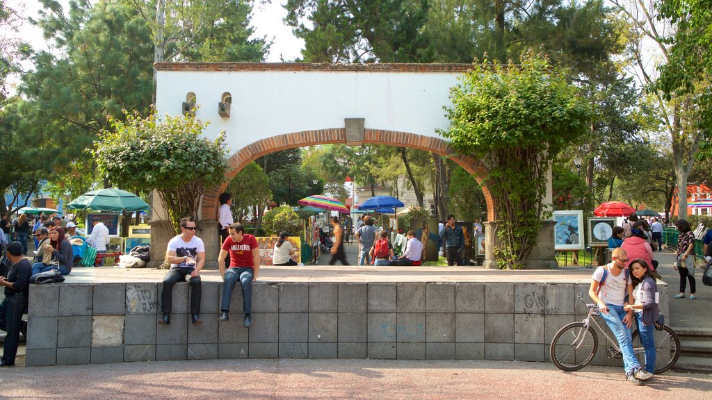 San Jacinto Plaza featuring markets as well as a small group of people