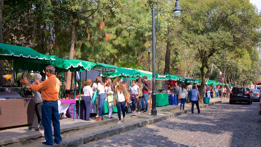 San Jacinto Plaza mettant en vedette marchés aussi bien que petit groupe de personnes