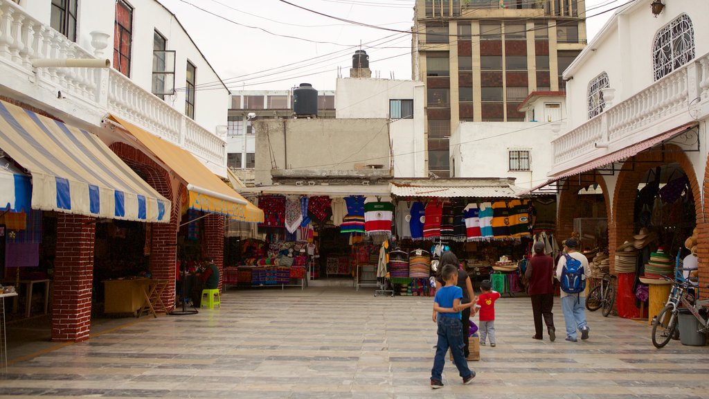 La Ciudadela showing markets