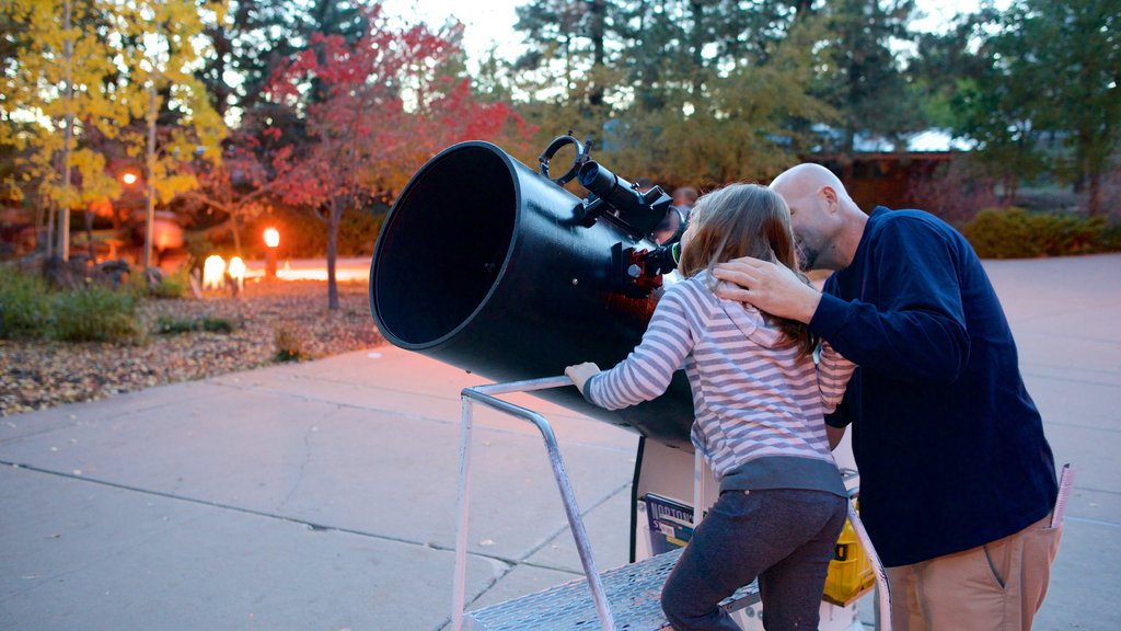 Lowell Observatory que incluye hojas de otoño y escenas de noche y también una familia