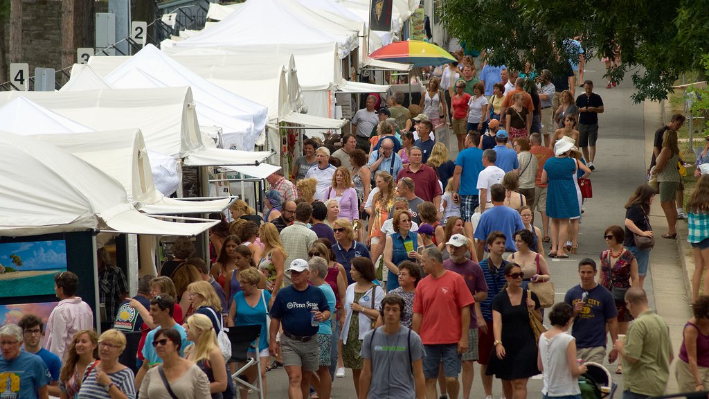 State College que incluye mercados y también un gran grupo de personas