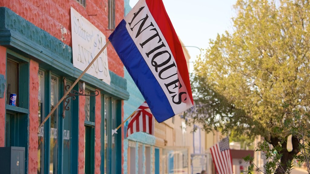 Kingman featuring signage and street scenes