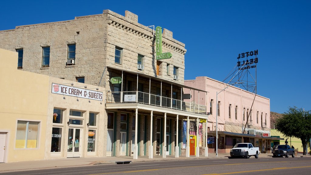 Kingman showing street scenes