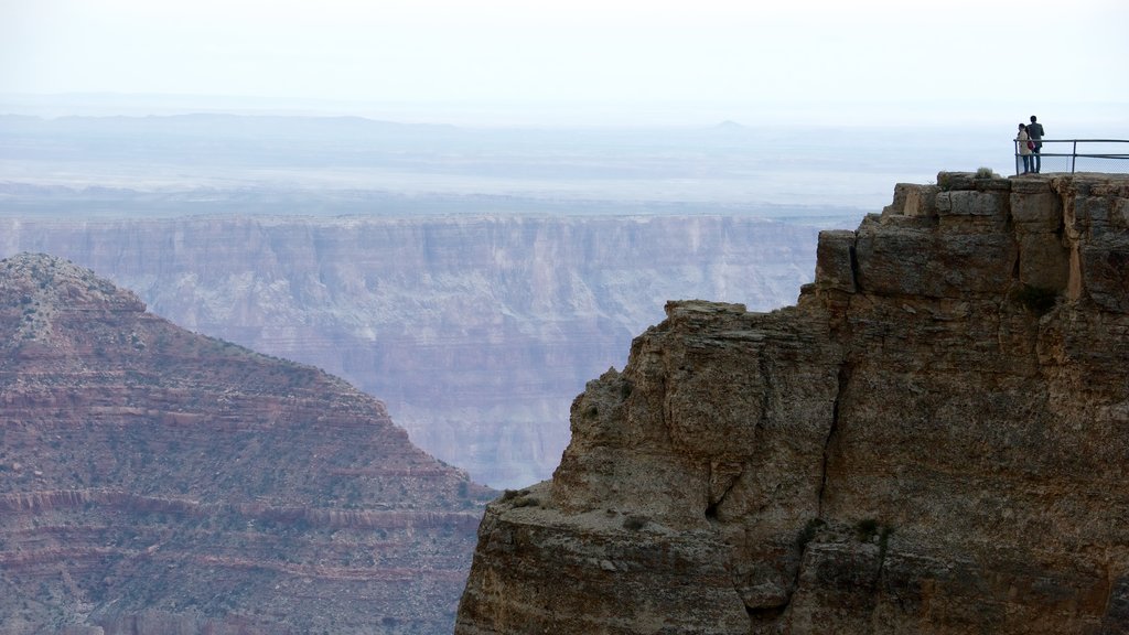 Cape Royal ofreciendo vista al desierto, una garganta o cañón y vista