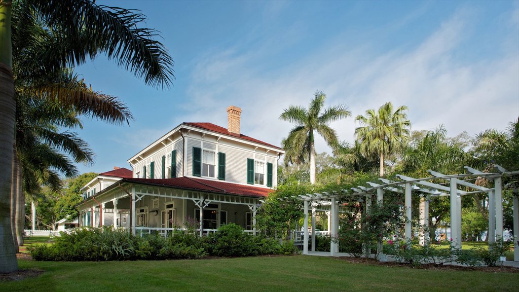 Edison and Ford Winter Estates mostrando un parque, una casa y escenas tropicales