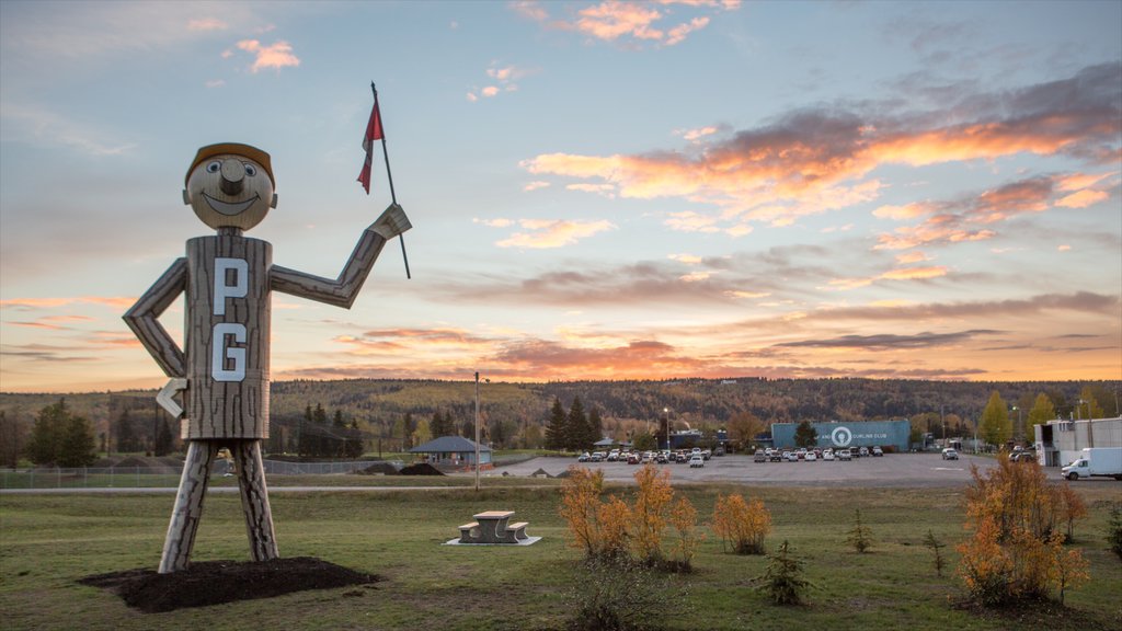 Prince George que inclui um pôr do sol e arte ao ar livre