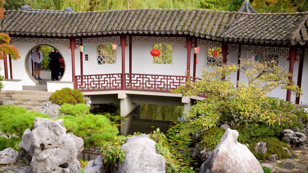 Dr. Sun Yat-Sen Classical Chinese Garden que inclui um templo ou local de adoração, um lago e um jardim