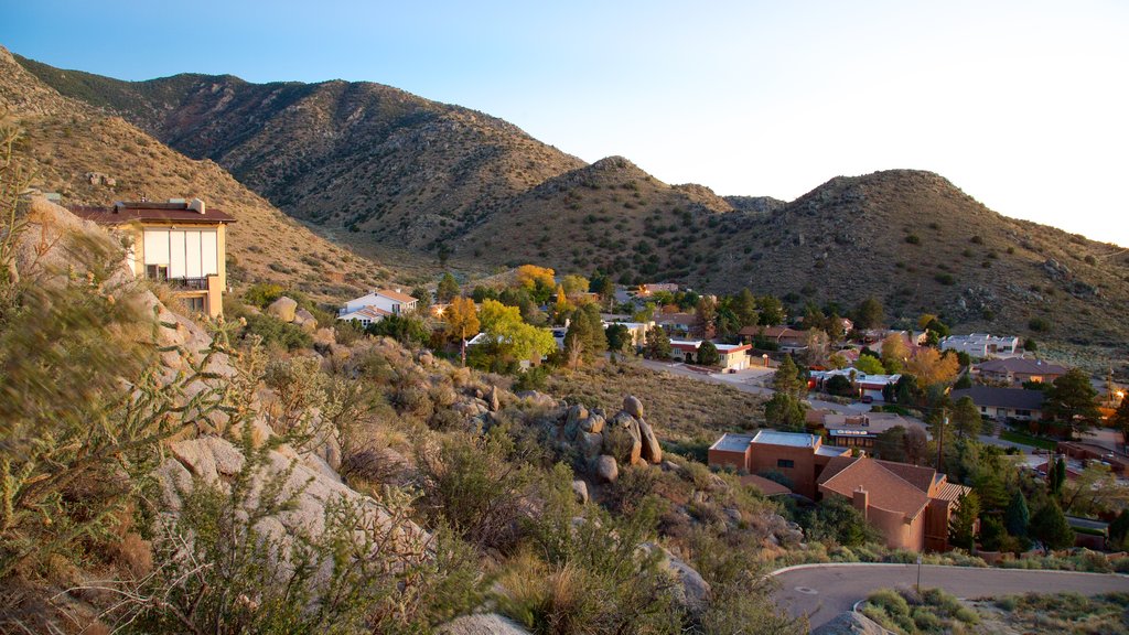 Albuquerque caracterizando montanhas e uma cidade pequena ou vila