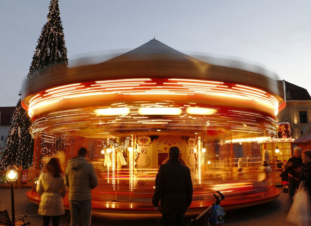 stedentrips met kerst, 
 
<figcaption>Valkenburg</figcaption>” /><figcaption>Valkenburg</figcaption></figure>
<p><strong>7) Berlijn</strong>  <br />Ook in Berlijn kun je tot en met eind december verschillende kerstmarkten bezoeken. De populairste zijn Winterwelt op de Potsdamer Platz en de kerstmarkten op de Alexanderplatz, de Gendarmenmarkt en bij Schloss Charlottenburg. Ga schaatsen op de ijsbaan bij het Roten Rathaus en bezoek ook het prachtig verlichte Under den Linden en het met kerstverlichting versierde warenhuis KaDeWe. Lees ook de <a href=