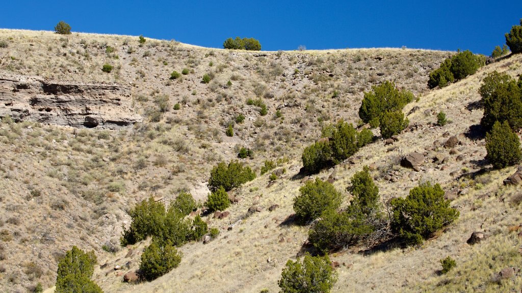 Espanola que inclui montanhas e cenas tranquilas