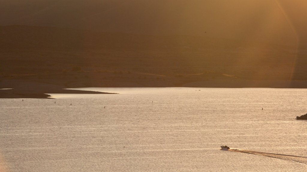 Elephant Butte ofreciendo una puesta de sol y un lago o abrevadero