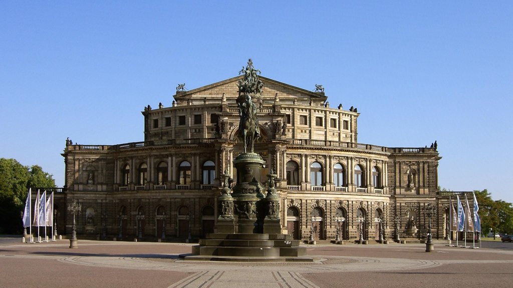 Theaterplatz johon kuuluu tori, patsas tai veistos ja perintökohteet