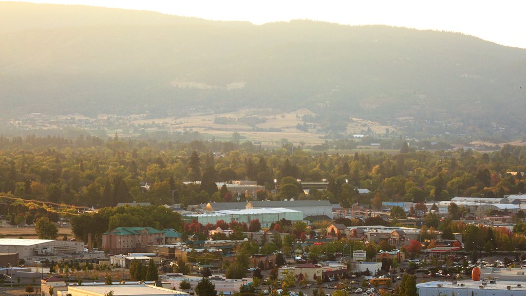 Medford mostrando una pequeña ciudad o pueblo y vistas de paisajes