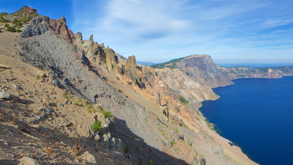 Parque Nacional Lago del Cráter que incluye una bahía o puerto, vistas generales de la costa y montañas