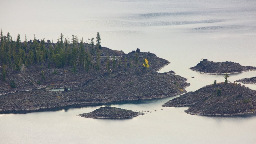 Crater Lake Nationalpark og byder på udsigt over landskaber og en sø eller et vandhul