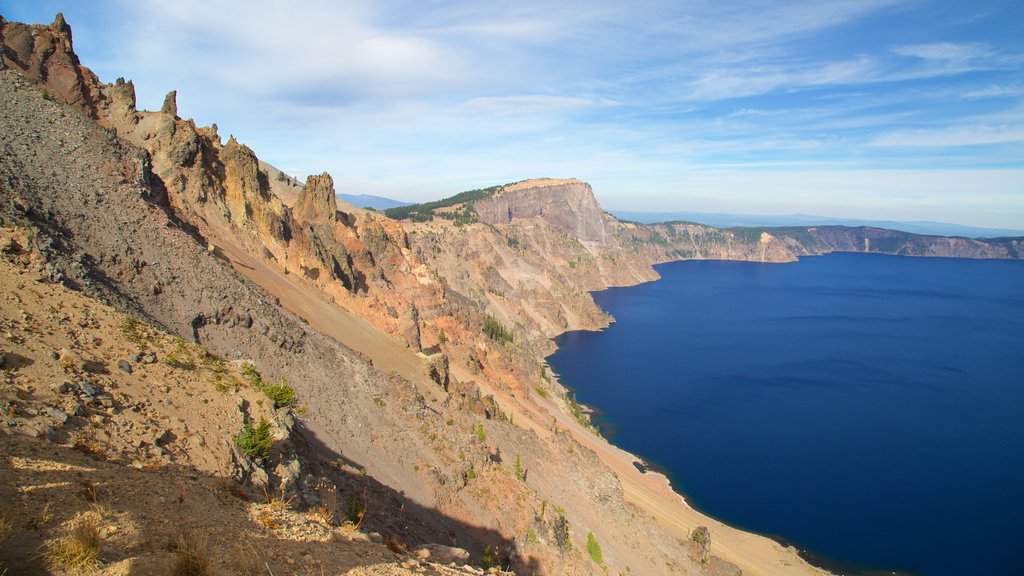 Parque Nacional Lago del Cráter que incluye un lago o espejo de agua y montañas