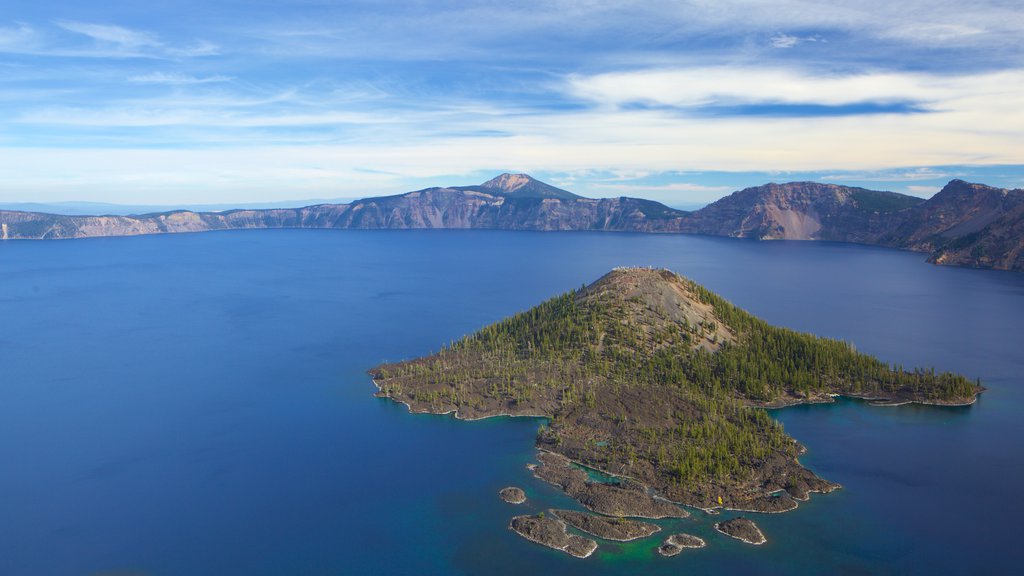 Crater Lake National Park que inclui montanhas e um lago ou charco