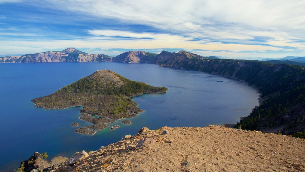 Parque Nacional Lago del Cráter mostrando montañas, vistas de paisajes y un lago o abrevadero