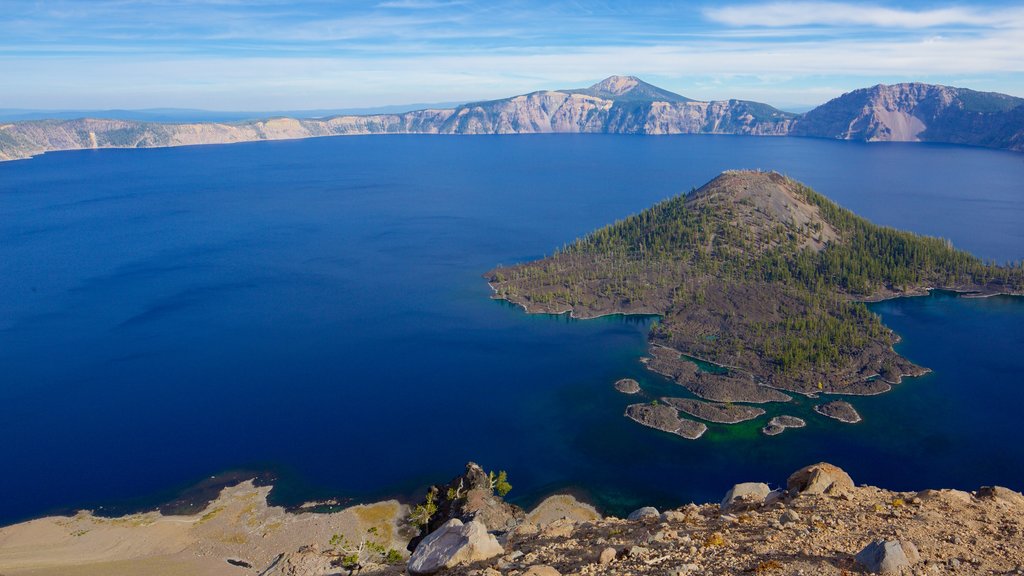 Crater Lake National Park showing mountains and a lake or waterhole