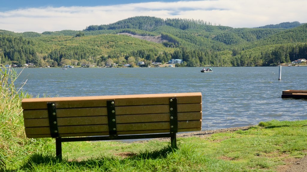 Parque Estadual de Devil\'s Lake que inclui um lago ou charco