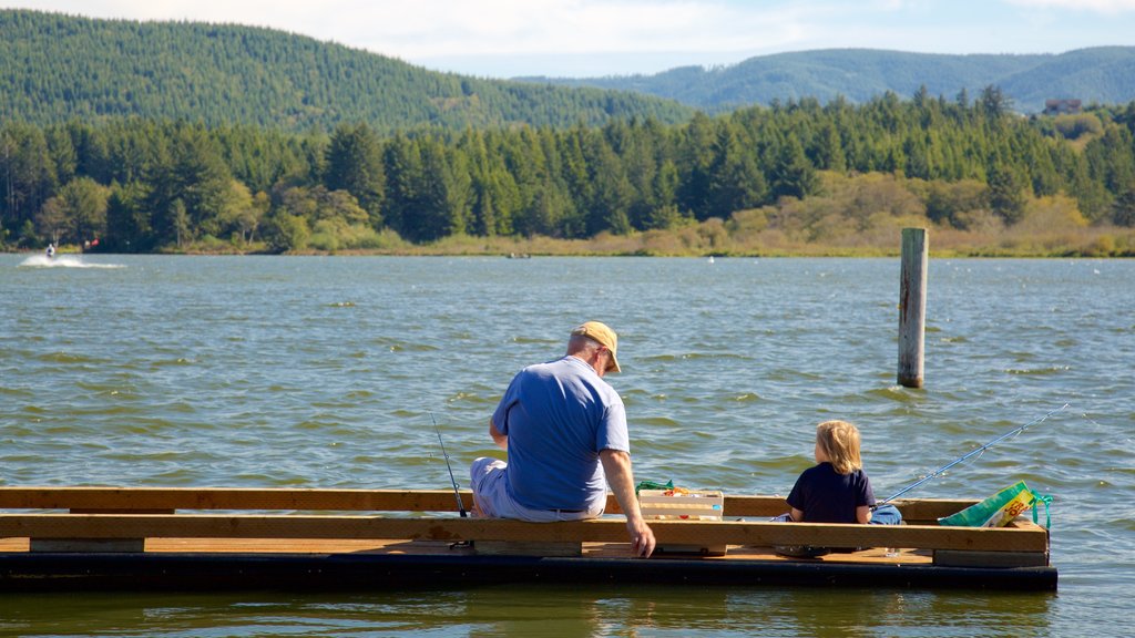 Devil\'s Lake State Recreation Area presenterar en sjö eller ett vattenhål såväl som en liten grupp av människor