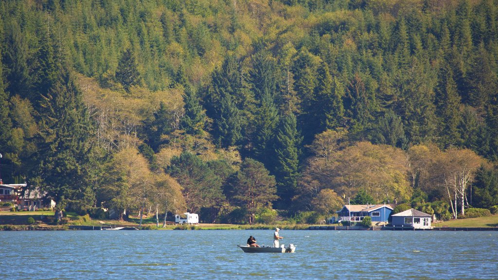 Área Recreativa Estatal de Devil\'s Lake que incluye bosques y un lago o espejo de agua