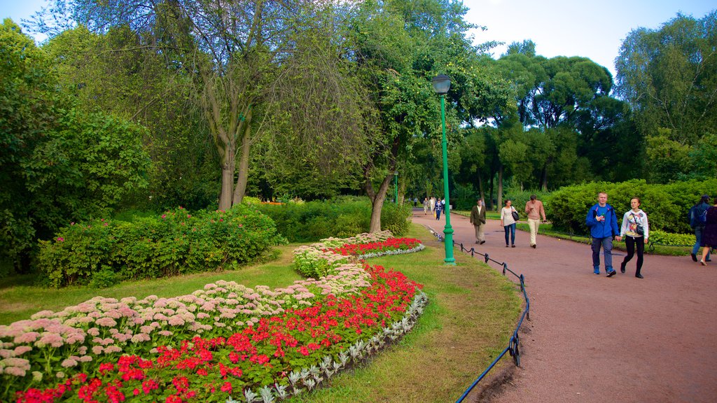 Palácio Tauride caracterizando um jardim e escalada ou caminhada assim como um pequeno grupo de pessoas