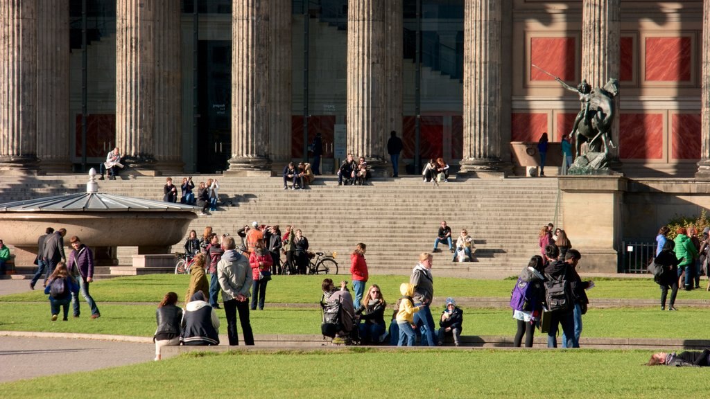 Altes Museum as well as a large group of people