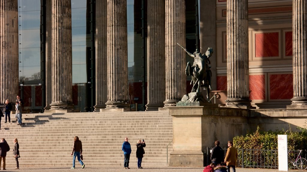 Altes Museum welches beinhaltet historische Architektur und Geschichtliches sowie große Menschengruppe