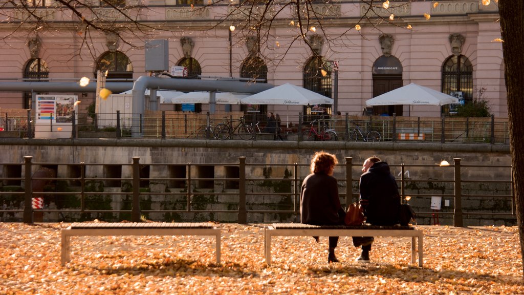 Altes Museum mostrando foglie d\'autunno