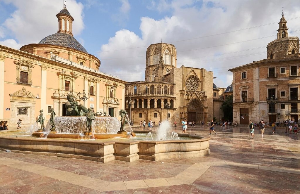 Valencia-PlazadelaVirgo_VisualHunt .jpg