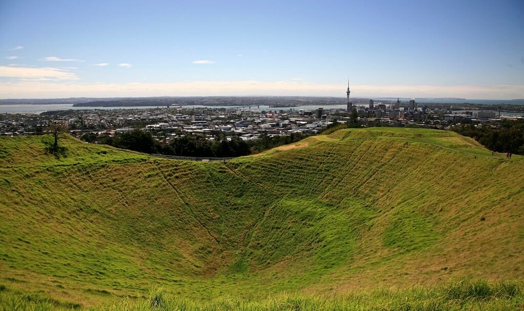 Auckland-MountEden-DontMiss_VisualHunt.jpg