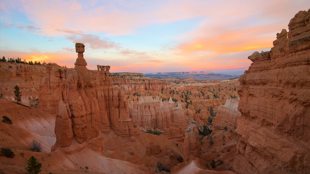 Bryce Canyon National Park ofreciendo un atardecer, vista panorámica y vista al desierto