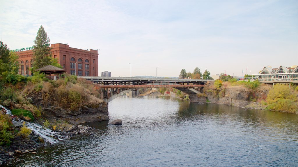 Riverfront Park ofreciendo un puente, arquitectura patrimonial y un río o arroyo