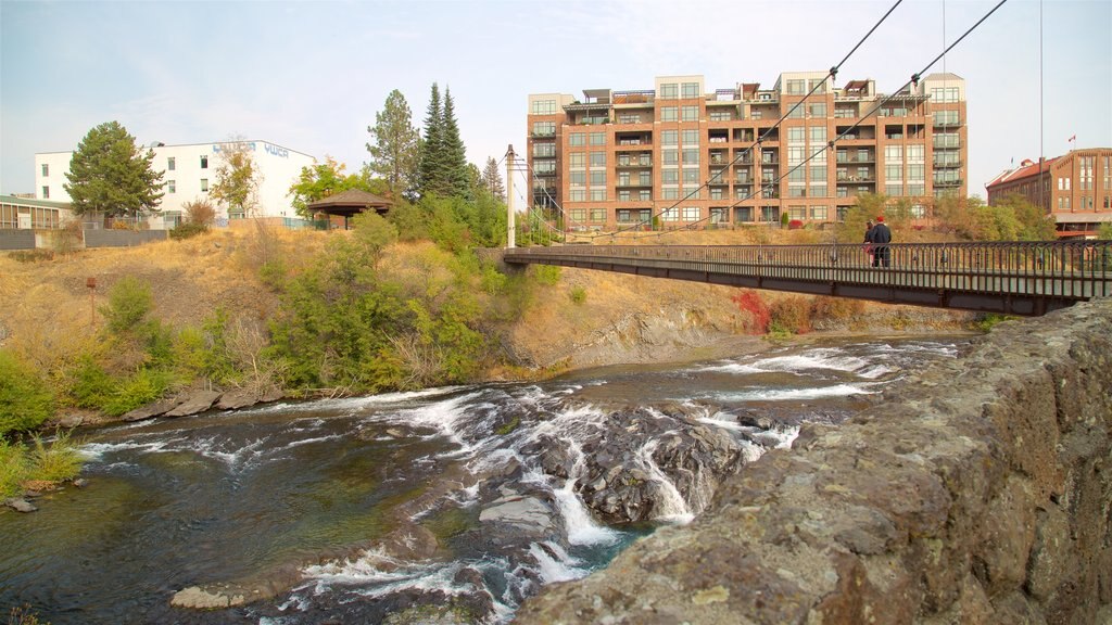 Riverfront Park montrant rivière ou ruisseau et pont