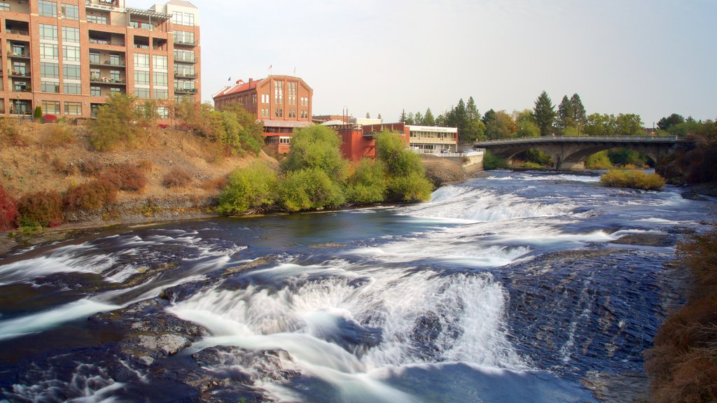 Riverfront Park mettant en vedette rivière ou ruisseau et pont