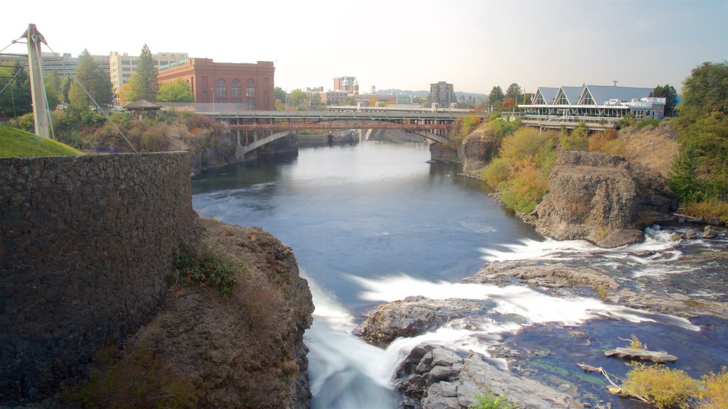 Riverfront Park qui includes une rivière ou un ruisseau, un pont et architecture patrimoniale