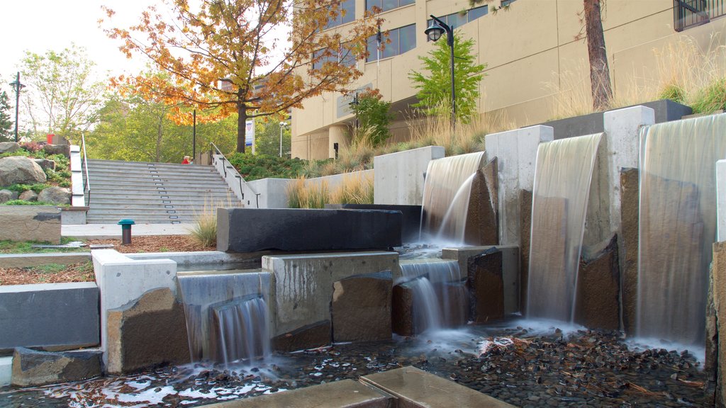 Riverfront Park mostrando un estanque, un jardín y arquitectura moderna