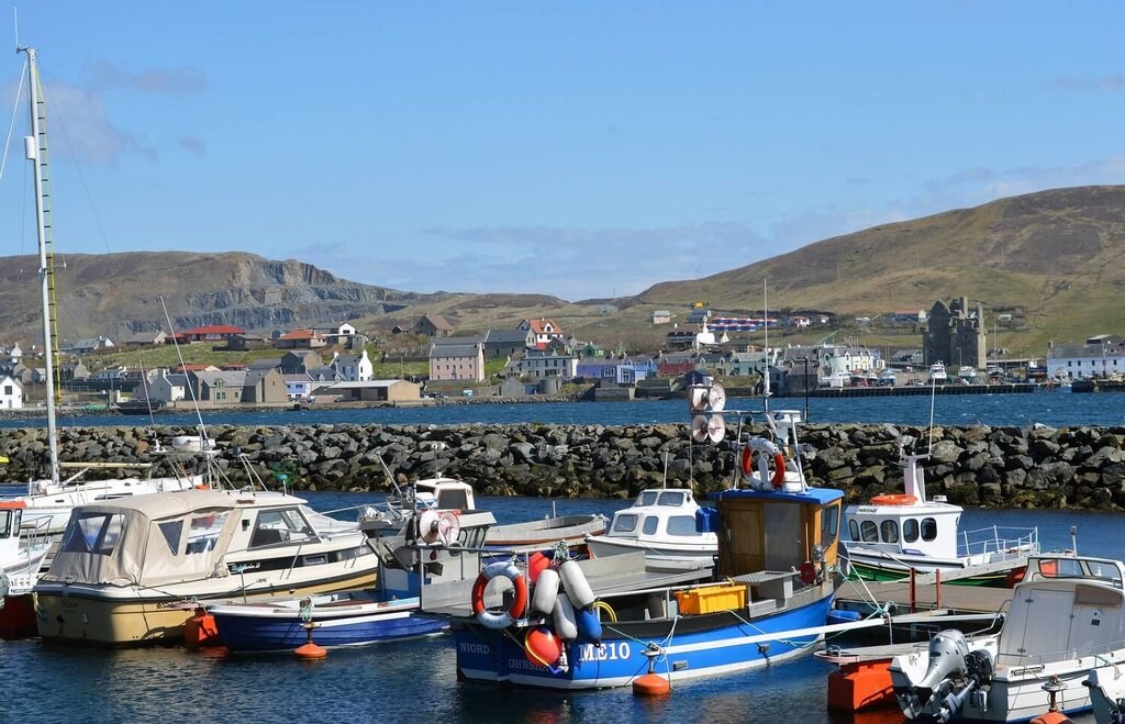 ScottishIsles-Scalloway-Family_VisualHunt.jpg