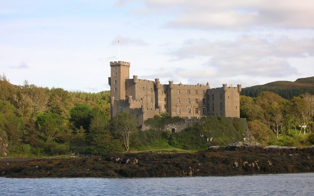 ScottishIsles-Skye-Dunvegan Castle-Family_VisualHunt2.jpg