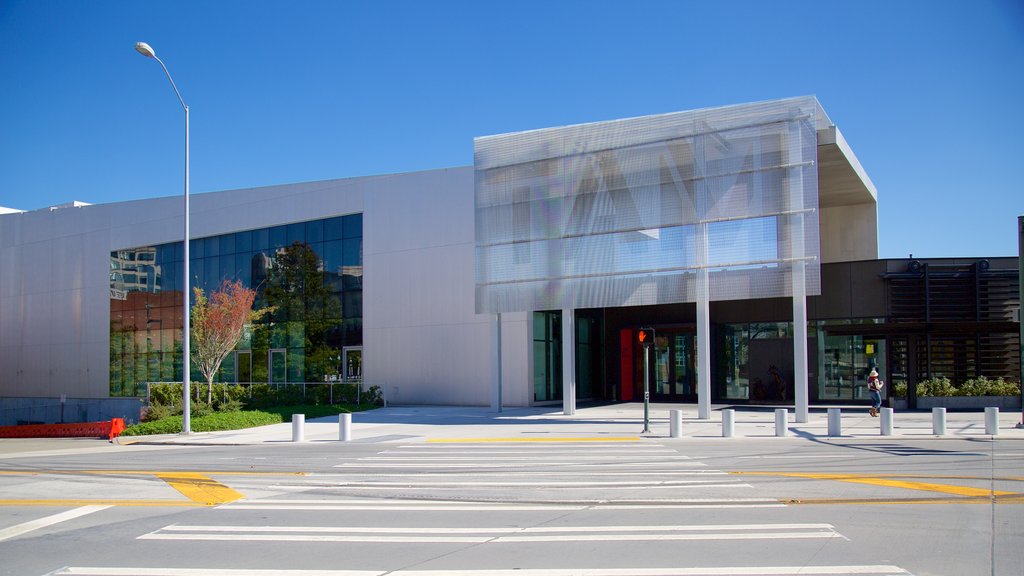 Tacoma Art Museum featuring street scenes and modern architecture