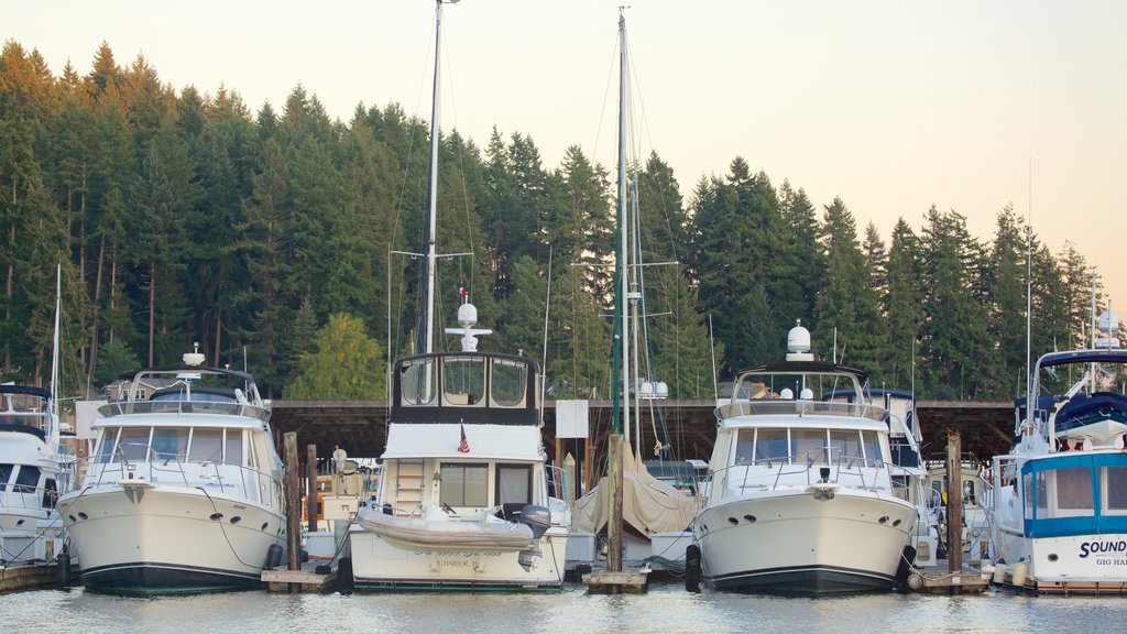 Gig Harbor que incluye un club náutico, bosques y una bahía o un puerto