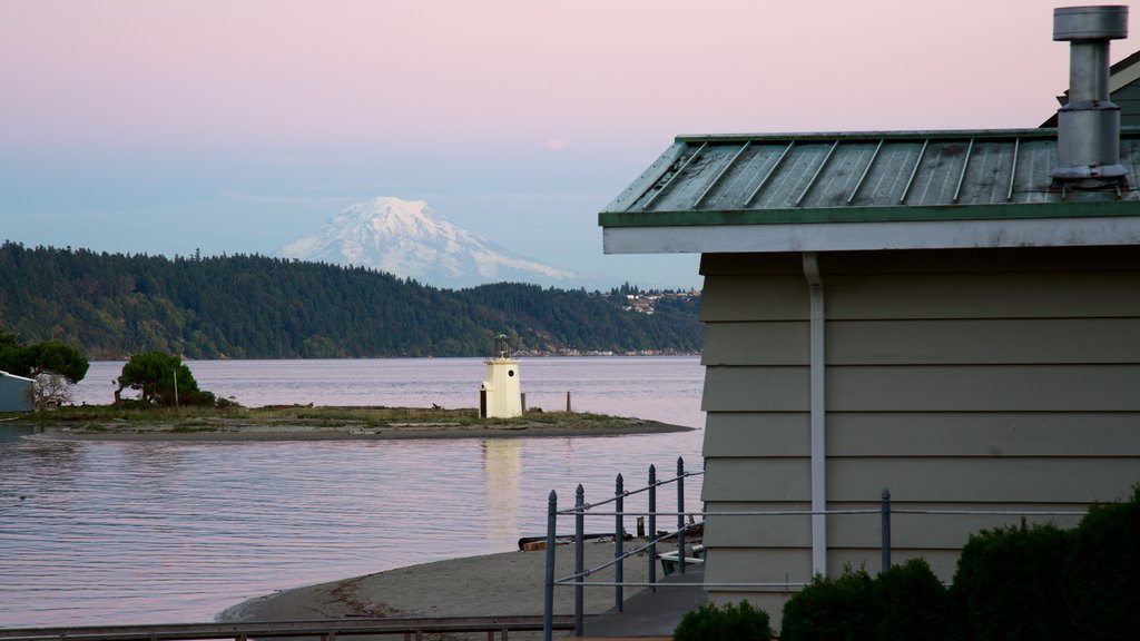 Gig Harbor que incluye un atardecer, montañas y un faro